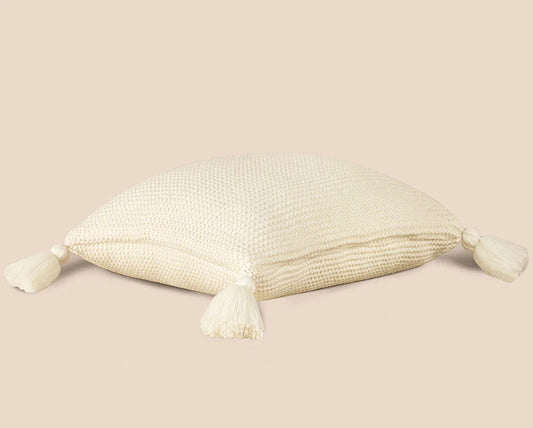 Almofada Solar Decorativa em Tricô com Macramê e Tassel